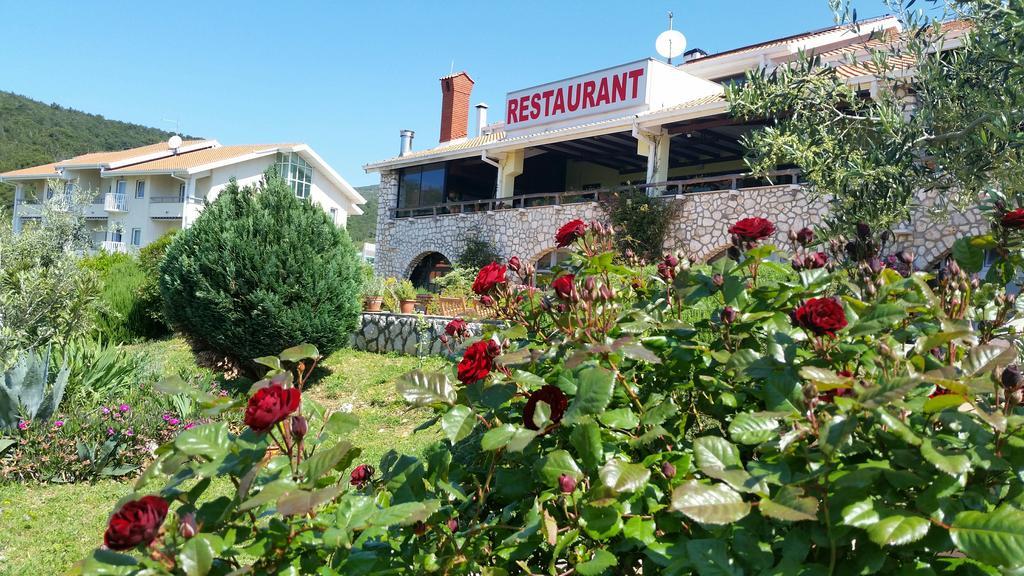 Hotel Zlatni Lav Martinšćica Exteriör bild